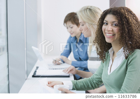 Multi-ethnic businesswomen at cafe 11633786