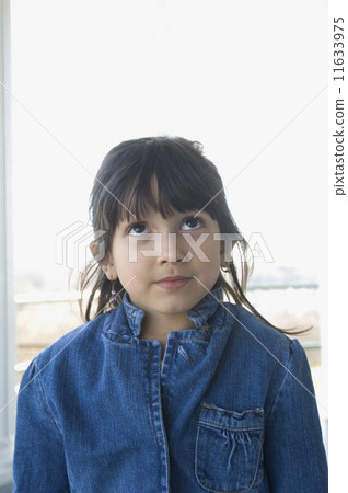 Hispanic girl looking up Hispanic girl looking up 11633975