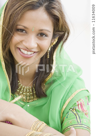 Indian woman wearing traditional dress 11634009