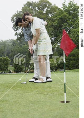 Couple playing golf together 11634016