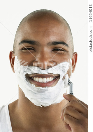 African man shaving face 11634018