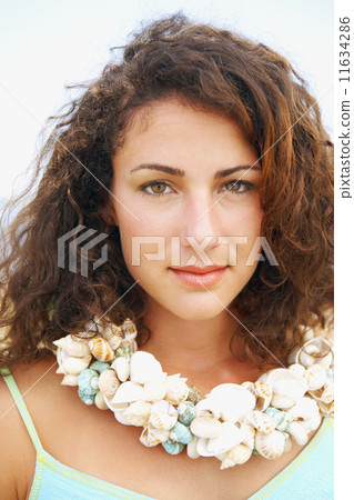Woman wearing seashell necklace 11634286