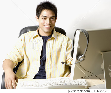 Portrait of Pacific Islander businessman at desk 11634528