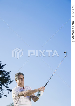Man swinging golf club 11634743