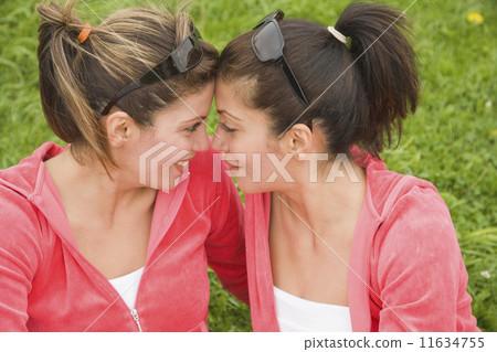 Middle Eastern women face to face 11634755