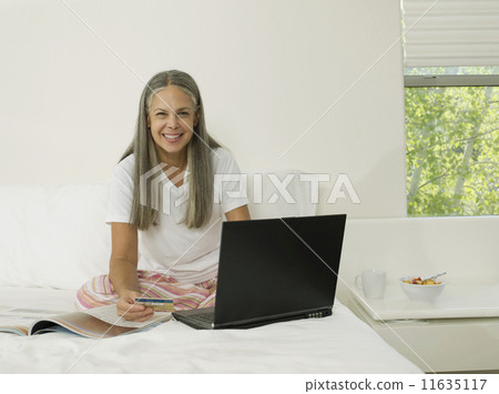 Asian woman shopping online Asian woman shopping online 11635117
