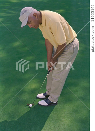 Senior African American man playing golf 11635143