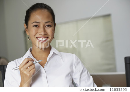 Portrait of Asian businesswoman in office  11635293