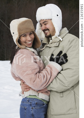 Mixed Race couple hugging 11635991