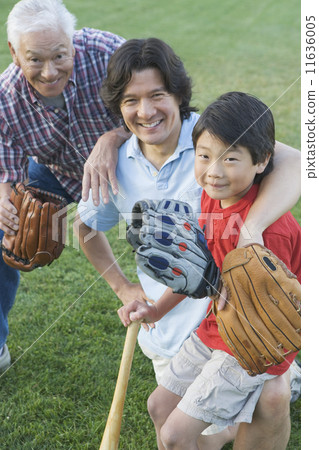 Portrait of family playing baseball 11636005