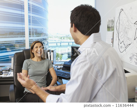 Hispanic businesspeople talking 11636444
