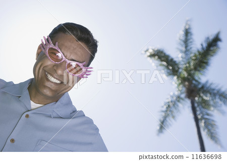 Hispanic man wearing sunglasses Hispanic man wearing sunglasses 11636698