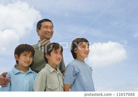 Smiling father and sons 11637088