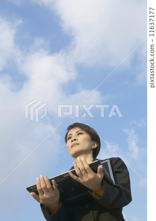 Asian businesswoman holding laptop 11637177