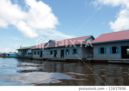 洞里薩湖的學校 洞里薩湖的學校 11637606