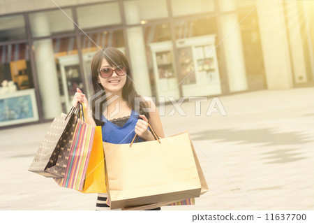 shopping woman shopping woman 11637700