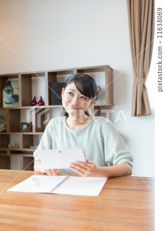女性餐桌平板電腦 11638069