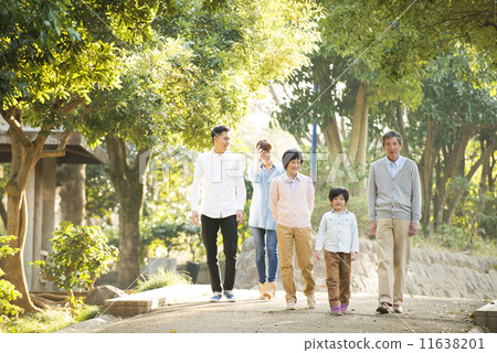 三代家庭在公園散步 11638201