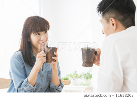 一對夫婦享受咖啡 一對夫婦享受咖啡 11638202