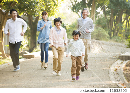 三代家庭在公園散步 三代家庭在公園散步 11638203