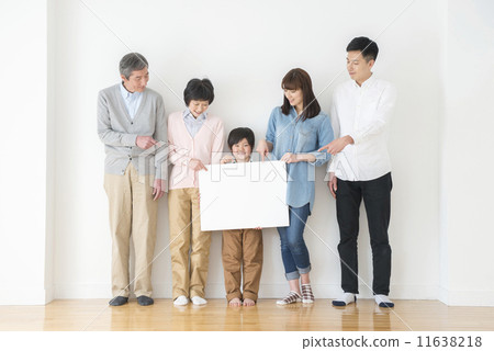 Three generations family portrait 11638218