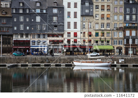 A boat anchored in Honfleur 11641172