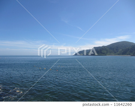 藍色的大海和遠處的土地 11642260