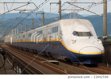 Tohoku/Joetsu Shinkansen E4 series (old paint, 16-car train) Tohoku/Joetsu Shinkansen E4 series (old paint, 16-car train) 11642598