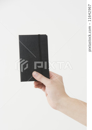 Hand with a notebook 11642967