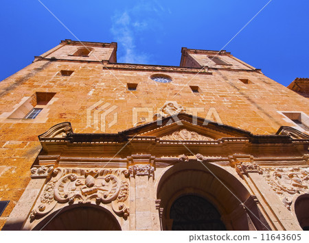 Narrow Street in Ciutadella on Minorca Narrow Street in Ciutadella on Minorca 11643605