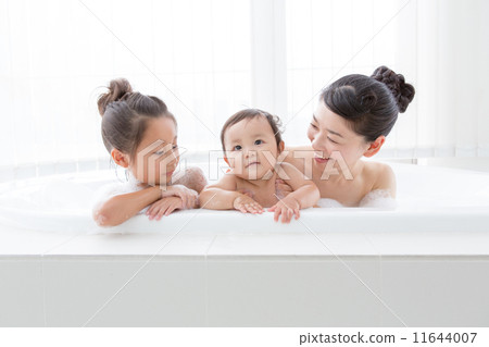 寶寶11個月大的寶寶和6歲的母親 寶寶11個月大的寶寶和6歲的母親 11644007