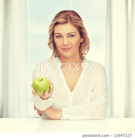 woman with green apple 11647127