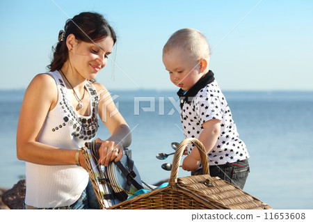 picnic near sea 11653608