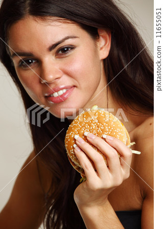 woman eat burger 11655051