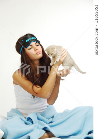 waking woman and cat 11655053
