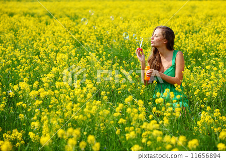 woman start soap bubbles 11656894