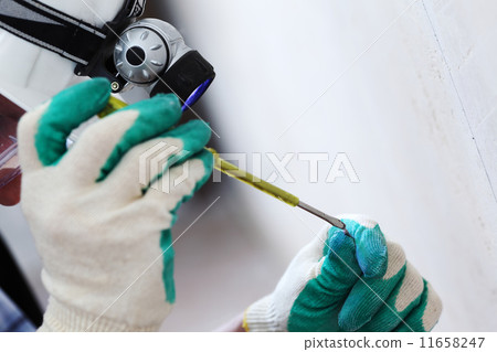 worker puts the wires 11658247