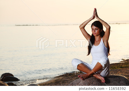 ocean yoga sunrise 11658392
