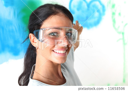 woman paints the wall 11658506