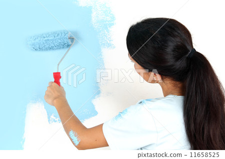 roller in woman hand 11658525