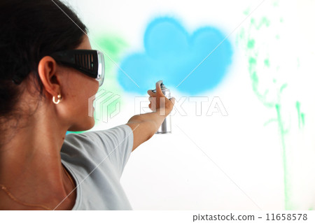 woman paints the wall 11658578