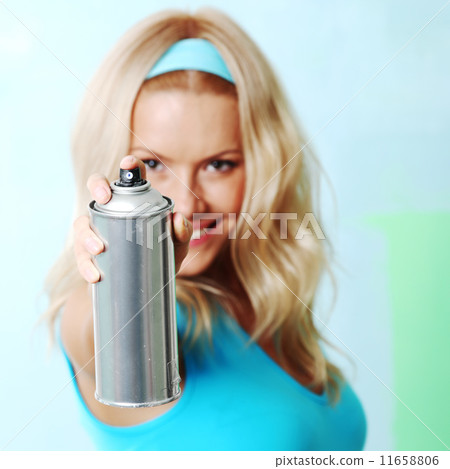 woman paints the wall 11658806