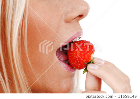 woman eat strawberry 11659149