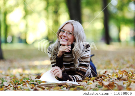 woman read in park woman read in park 11659909