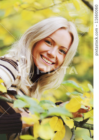 woman portret in autumn leaf 11660060