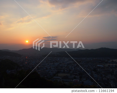 在山的日落 11661194