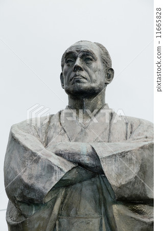 Fukuzawa Yukichi statue 11665828