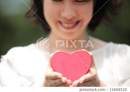 白色衣裳的一名婦女有心臟的 白色衣裳的一名婦女有心臟的 11668520