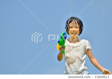 A girl playing with a water gun (blue sky) 11669621