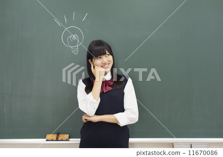 站立在黑板前面的一名高中學生 11670086